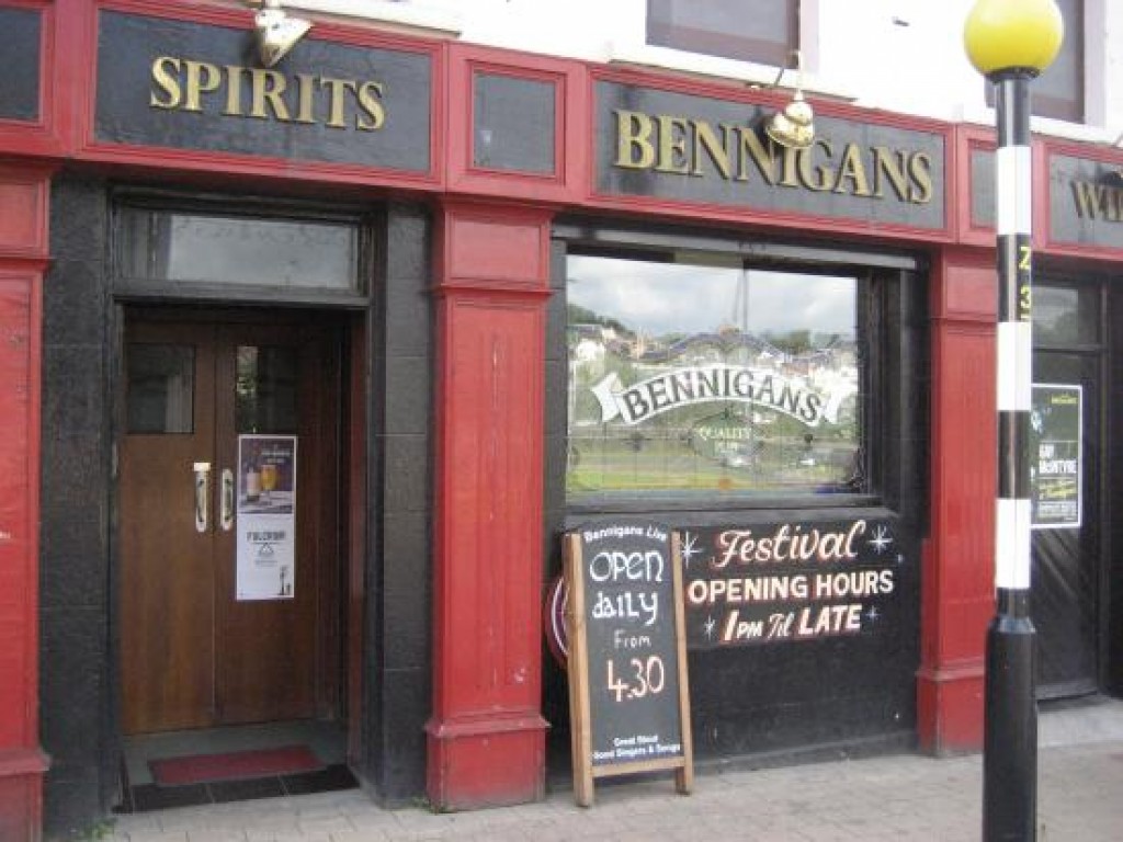 Bennigans Bar