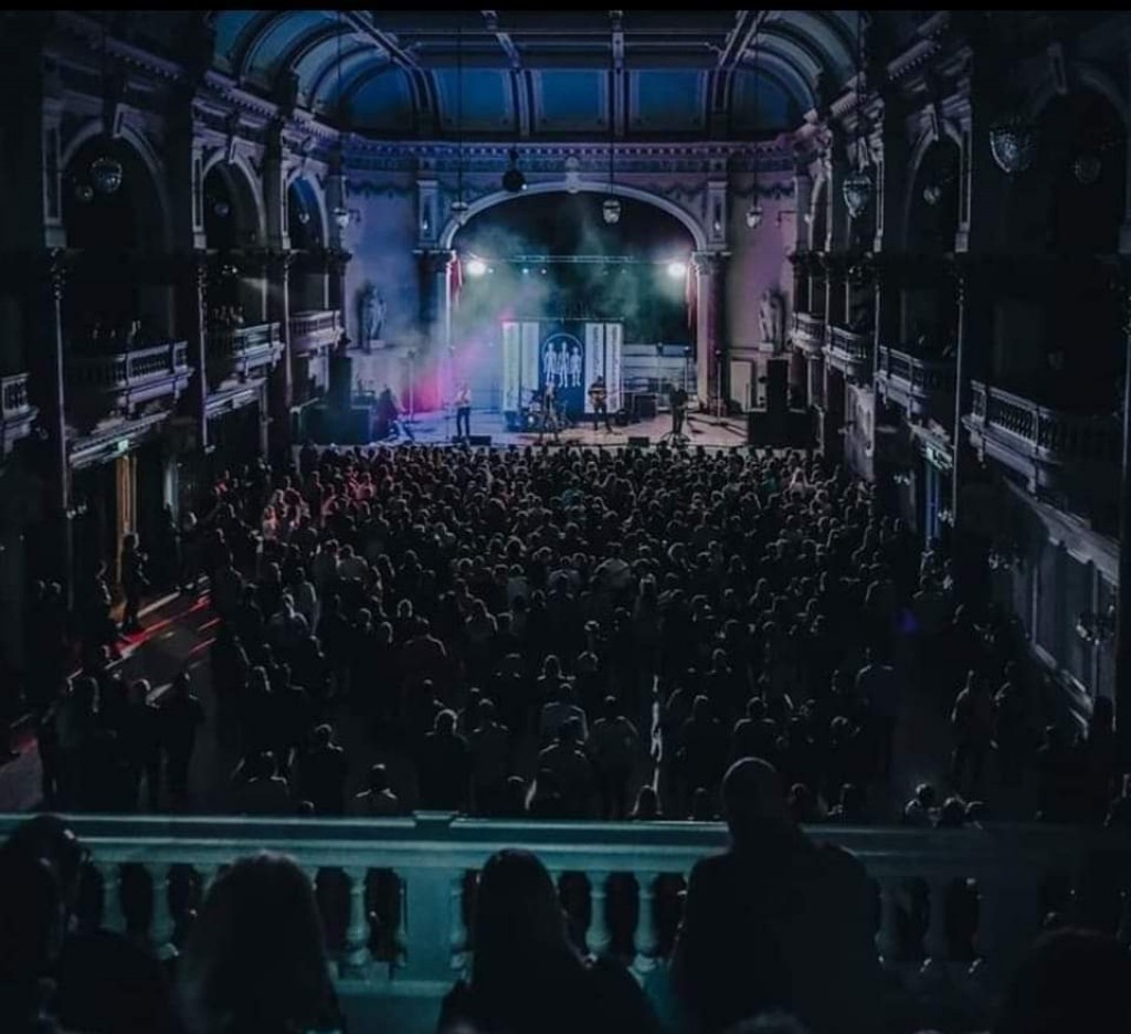 Aliens Don´t Ring Doorbells