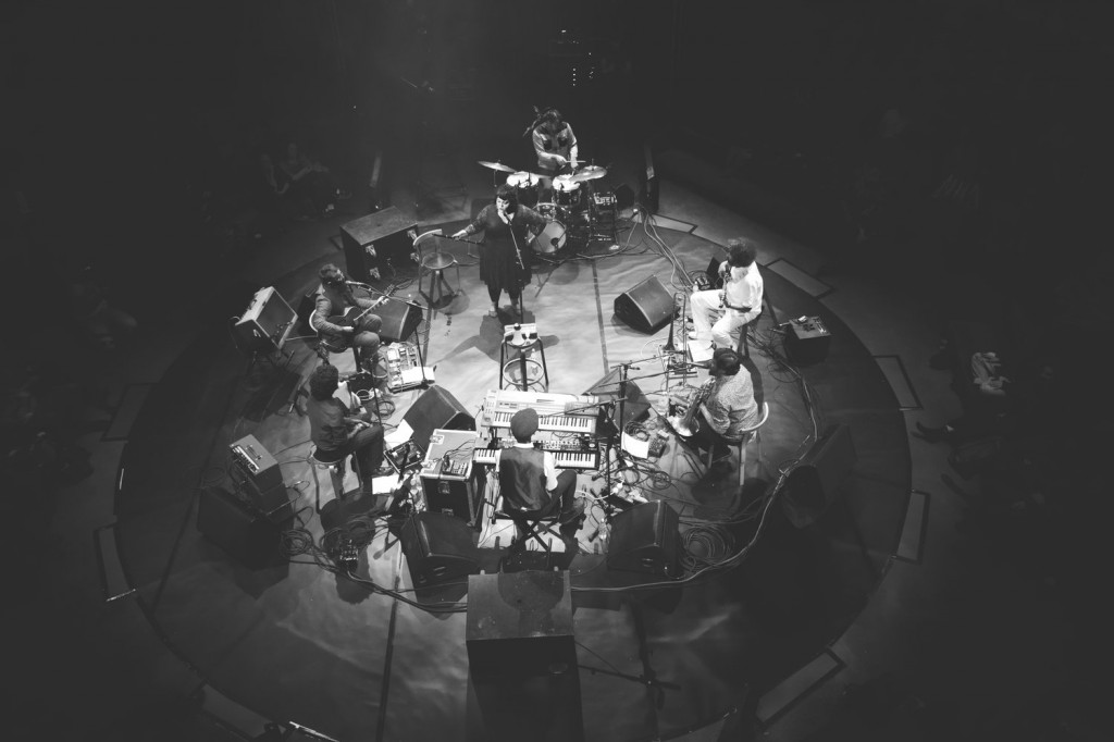 Ríoghnach Connolly & Honeyfeet