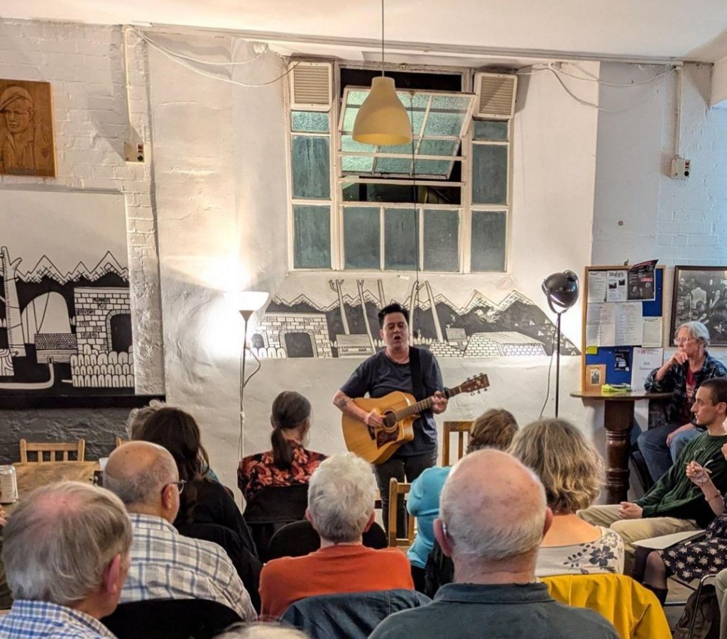The Flowers that Bloom in the Spring at Sharp´s Folk Club