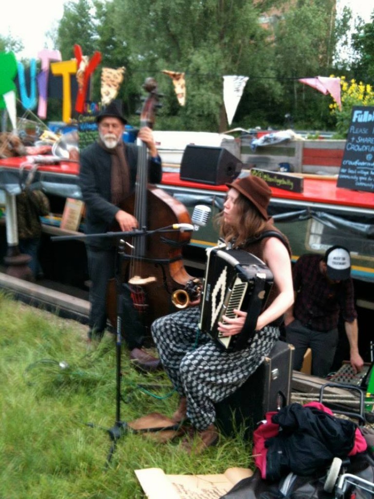 A Floating Village Hall for East London´s Waterways