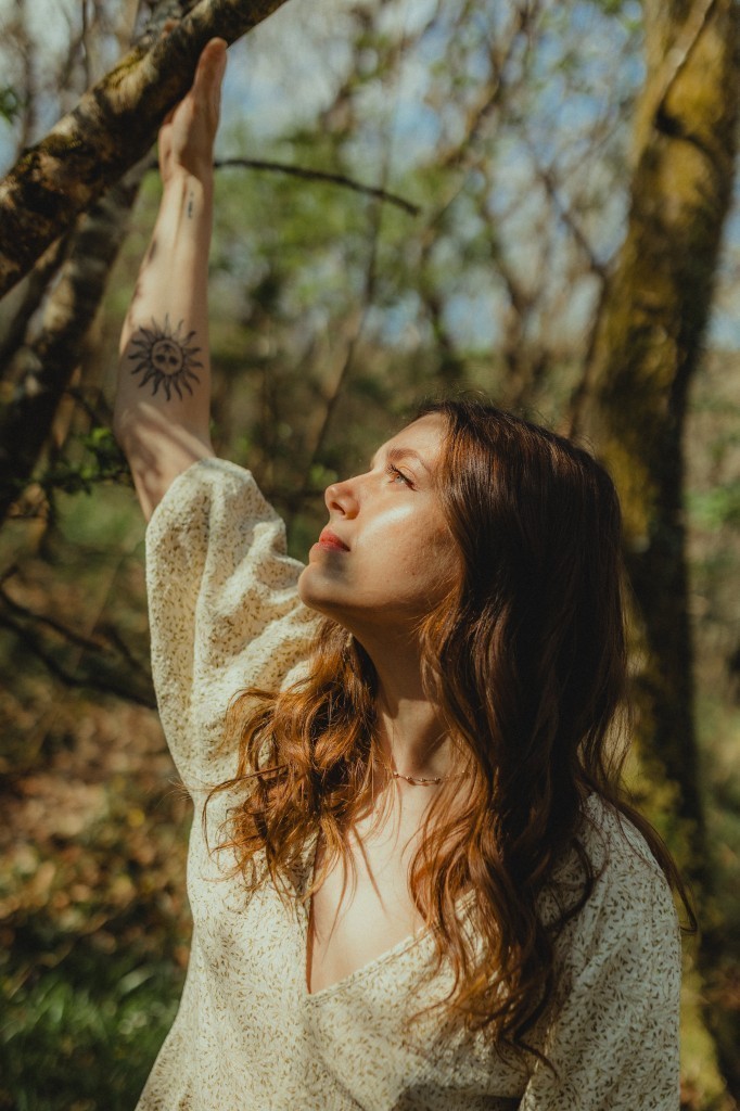 Ezmay Grace’s ‘Lien Gwerin’: A Folk Tale in Every Note